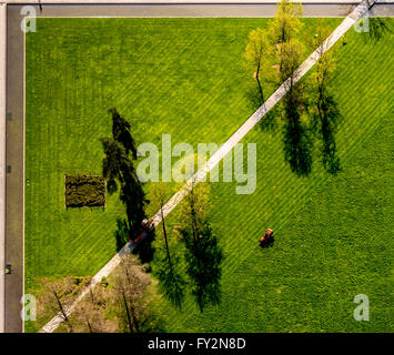 Il taglio di erba visto da sopra a Parc André Citroën, Parigi, Francia. Foto Stock