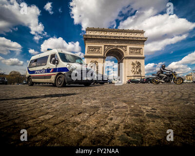 La polizia di van e Arc de Triomphe, Parigi, Francia. Foto Stock