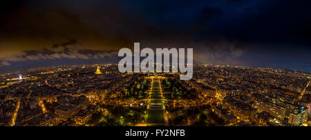 Champ de Mars, con la Torre di Montparnasse in background di notte, Parigi, Francia. Foto Stock