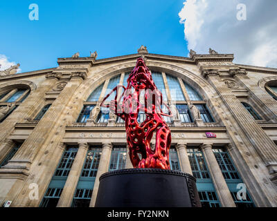 Angelo portano la statua di Richard Texier fuori stazione ferroviaria Gare du Nord, Parigi, Francia Foto Stock