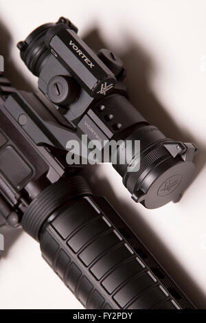 Smith & Wesson M&P15 Fucile con Vortex StrikeFire II CAMPO DI APPLICAZIONE Foto Stock
