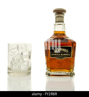 Winneconne, WI - 19 Marzo 2016: una bottiglia di Jack Daniel's canna singola whisky con un bicchiere di ghiaccio. Foto Stock