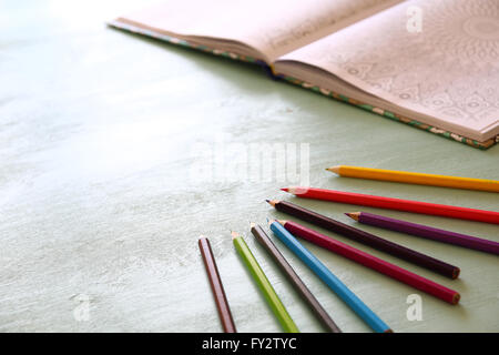 Adulto Coloring Book trend, per alleviare lo stress. vista dall'alto. messa a fuoco selettiva. Foto Stock