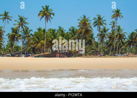 Kolva, India - 20 Aprile 2016: Goan panorama sulla spiaggia con mare e barche di pescatori e le palme Foto Stock