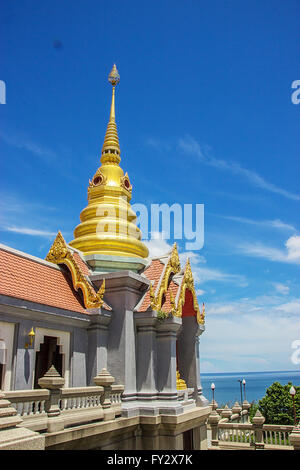 La pagoda dorata della Thailandia, Prachuap Khiri Khan, Bang Saphan Foto Stock