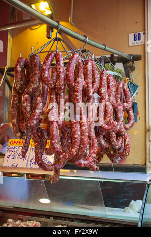 CATANIA, Italia - 31 Marzo: Vista di salsicce esposti nel mercato all'aperto chiamato fera ò Luni il 31 marzo 2016 Foto Stock