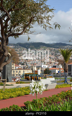 La passeggiata sul lungomare di Funchal in Madeira, Portogallo con la gente a piedi. Foto Stock