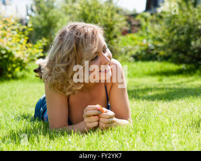 Ragazza sul campo verde Foto Stock