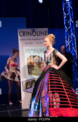 Brian può Denis Pellerin Bath in Fashion Book evento abito vittoriano poster Foto Stock
