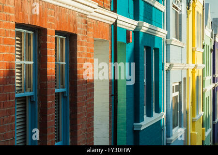 Colorate case a schiera su Blaker Street a Brighton, East Sussex, Inghilterra. Foto Stock