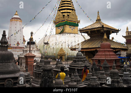 Swayambhunath Stupa viste, una varietà di santuari e templi che è noto come il Tempio delle Scimmie, un antico complesso religioso a Foto Stock