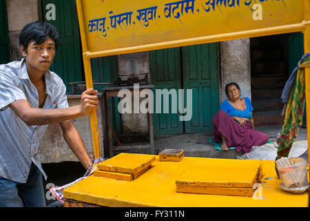Street gelato hawker con il suo mobile shop, popoli vive (i nepalesi), la vita di strada a Kathmandu in Nepal Foto Stock