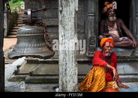 Ritratto di un sadhus in Pashupatinath, Nepal. Il luogo delle cremazioni dal fiume Bagmati. I santi uomini sadhu colorfully vernice Foto Stock