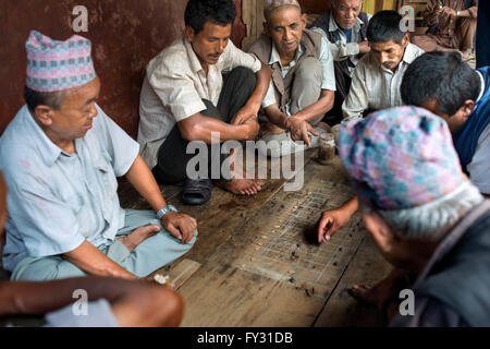 Le persone che giocano Bagh-Chal gioco a Bhaktapur Durbar Square, Nepal. Bhaktapur elencato come un sito del Patrimonio Culturale Mondiale dell'UNESCO Foto Stock