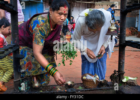 Cerimonia Pooja a Bhaktapur nella valle di Kathmandu in Nepal Foto Stock