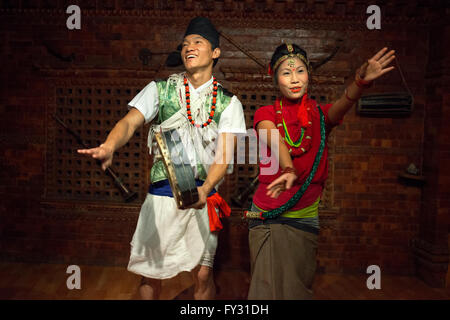 Interprete di danza danza nel ristorante locale Kathmandu in Nepal Foto Stock