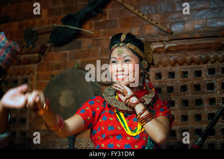 Interprete di danza danza nel ristorante locale Kathmandu in Nepal Foto Stock