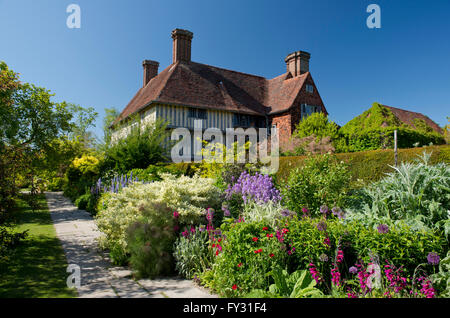 Phlox, Gladolilus, Allium e Papaver nel lungo confine a Great Dixter. Foto Stock