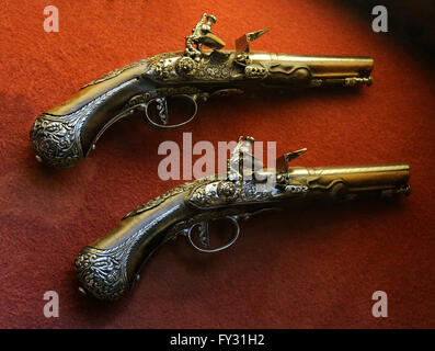 Coppia di flintlock pistols. Da Lazarino Cominazzo, ca. 1650. Acciaio e legno. Lo stato Museo Hermitage. San Pietroburgo. La Russia. Foto Stock