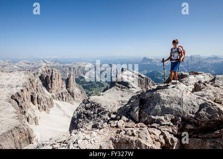 Alpinista ascendente del Piz Boè sulla Vallonsteig nel gruppo del Sella, dietro la Val Badia con Heiligkreuzkofel e Foto Stock