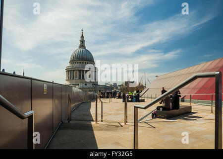 Le persone godono di soleggiata giornata di primavera su un tetto, la cattedrale di St Paul e cupola in distanza. Londra, Inghilterra. Foto Stock