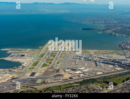 Vista aerea, l'Aeroporto Internazionale di San Francisco, nella Baia di San Francisco, California, Stati Uniti d'America Foto Stock