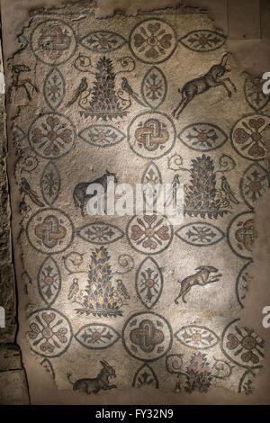 Pavimento a mosaico con simbologia animale, del IV secolo, esposto nel campanile della Basilica romanica, Aquileia, provincia di Udine Foto Stock