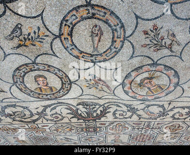 Dei primi Cristiani pavimento in mosaico con simbologia animale, del IV secolo, esposto nella basilica di stile romanico, interno, Aquileia Foto Stock