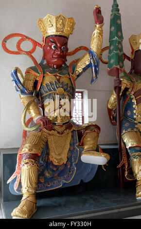 La figura del Bodhisattva con snake, Avalokitesvara buddista o Kwun Yam Tempio e il Monastero dei Diecimila Buddha, Sha Tin Foto Stock