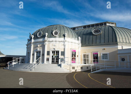 Una vista del Pavilion Theatre a Worthing seafront su una serata primaverile Foto Stock