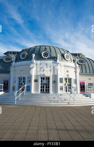 Il Pavilion Theatre all'ingresso del molo sul lungomare Worthing Foto Stock