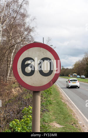 Segnale di limite di velocità su una superstrada a 4 corsie in strada che indica un limite di velocità di 60 km/h (96 km/h) Foto Stock