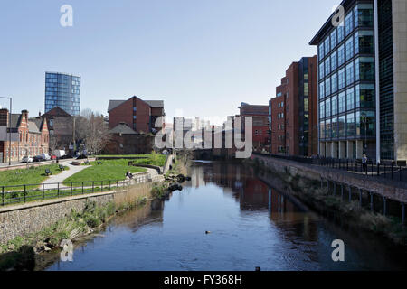 Il fiume Don scorre attraverso il centro di Sheffield in Inghilterra , con il Riverside Walkway e il Nursery Street Pocket Park Foto Stock