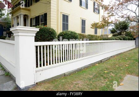 White Picket Fence da un tipico stile federale casa Stonington nel Connecticut Foto Stock