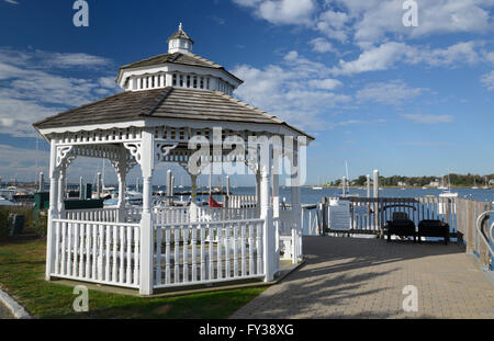 Gazebo di bianco con un tetto di scandole da una marina in Stonington nel Connecticut Foto Stock