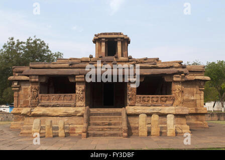 Vista frontale della Lad Khan tempio, Aihole, Bagalkot, Karnataka, India. Gruppo Kontigudi dei templi. Questo è il più antico tempio di Aiho Foto Stock