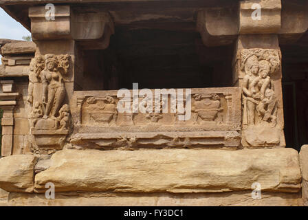 Figure scolpite e motivi floreali sul gusto sobrio e pilastri quadrati del sabha-mandapa di Lad Khan tempio, Aihole, Ba Foto Stock