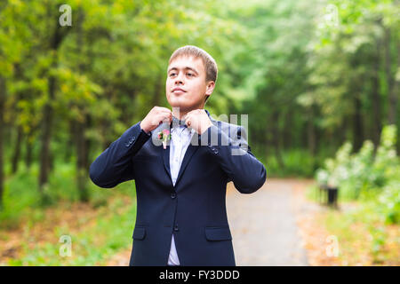 Lo sposo in abito nuziale Foto Stock