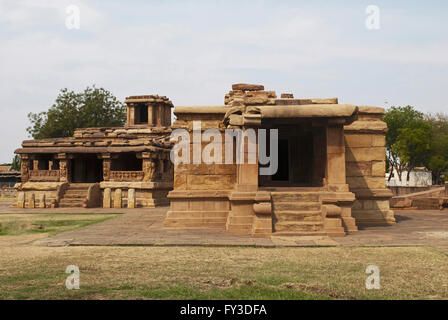 Lad Khan tempio sulla sinistra e Suryanarayana Gudi sulla destra, Aihole, Bagalkot, Karnataka, India. Foto Stock