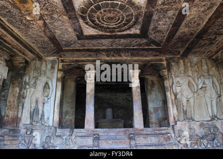 Vista interna di Ravanaphadi rock-cut tempio, Aihole, Bagalkot, Karnataka, India. Squisitamente soffitto intagliato di entrambi il matapas Foto Stock