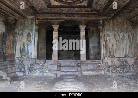Vista interna di Ravanaphadi rock-cut tempio, Aihole, Bagalkot, Karnataka, India. Squisitamente soffitto intagliato di entrambi il matapas Foto Stock