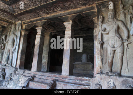 Vista interna di Ravanaphadi rock-cut tempio, Aihole, Bagalkot, Karnataka, India. Scolpiti Shiva figure e shiva linga in sa Foto Stock