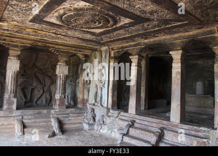 Vista interna di Ravanaphadi rock-cut tempio, Aihole, Bagalkot, Karnataka, India. Squisitamente soffitto intagliato del matapa, danc Foto Stock