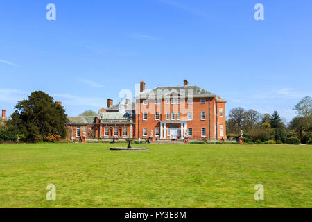 Hatchlands, una casa di campagna vicino a Guildford, Surrey, Regno Unito in primavera con un cielo blu su una soleggiata giornata di primavera Foto Stock