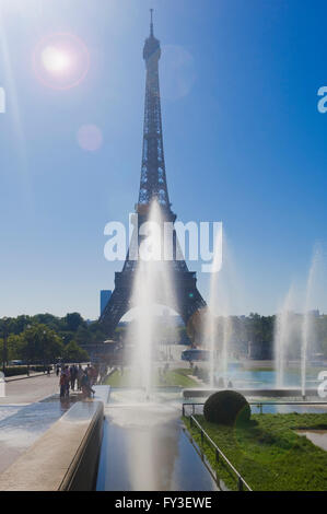 La torre Eiffel e fontane dei giardini Trocadero, Parigi, Francia Foto Stock