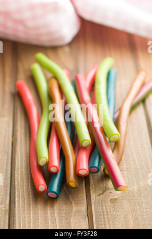 Dolce bastoni gommoso con sapore diverso. Gustose caramelle isolati su sfondo bianco. Foto Stock