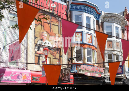 Vetrine colorate su South Street, Queen Village, Philadelphia, Pennsylvania, USA. Foto Stock