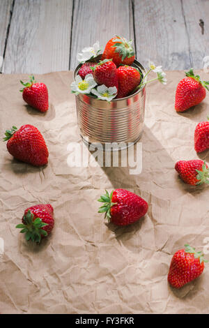 Fragole fresche su sfondo di legno Foto Stock