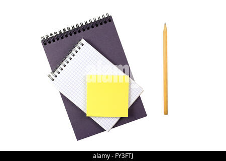 Due Notepad con una matita e adesivi di colore giallo su sfondo bianco Foto Stock