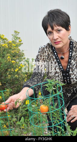 La bellezza femminile in veggie garden. Foto Stock